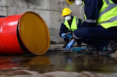 İki Çevre Mühendisliği Memuru Maskeli Koruyucu Ekipman Giyiyorlar Eski Depo, Tehlikeli Yakıt Sızıntısı ve Çevre Konsepti.