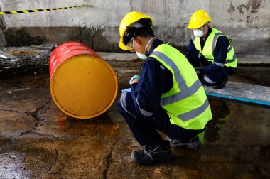 İki Çevre Mühendisliği Memuru Maskeli Koruyucu Ekipman Giyiyorlar Eski Depo, Tehlikeli Yakıt Sızıntısı ve Çevre Konsepti.