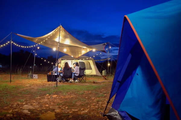 Tente Camping Plein Air Dans Parc Forestier Dîner Entre Amis — Photo