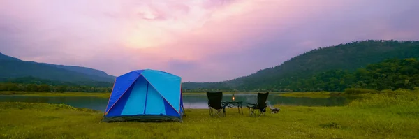 Tente Camping Près Lac Naturel Vue Sur Montagne Avec Équipement — Photo