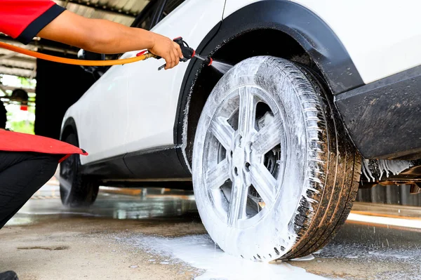 Biltvättjänst Rengöringsdäck Och Hjul Med Tvålskumsbeläggning För Högtryckstvätt — Stockfoto