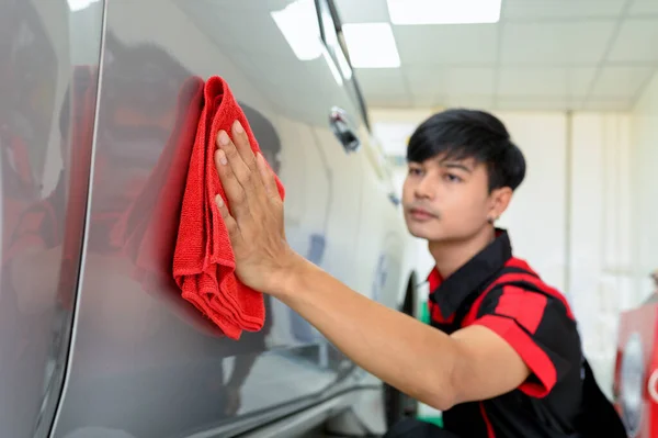 Asiatiska Unga Arbetare Använder Mikrofiberduk För Att Rengöra Och Polera — Stockfoto