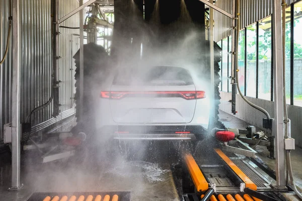 Vit Bil Som Går Igenom Automatisk Biltvätt Automatisk Högtrycksvattenspray Biltvättmaskinen — Stockfoto