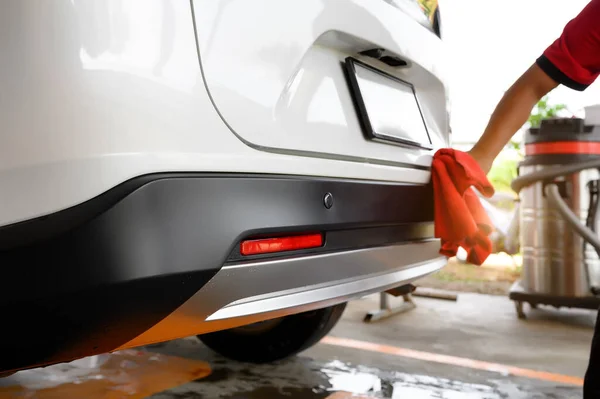 Biltvättjänster Rengöring Med Trasa Vid Biltvätt Och Detaljstation För Fordonsunderhåll — Stockfoto