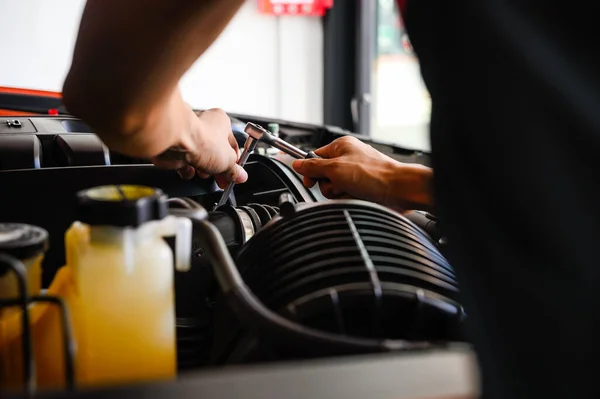 車のメンテナンスと修理 エキスパートカーメンテナンスサービス ガレージ内の車のエンジンの機械作業 トップシェイプで車を維持 最適なパフォーマンスのための信頼された車のメンテナンスサービス — ストック写真