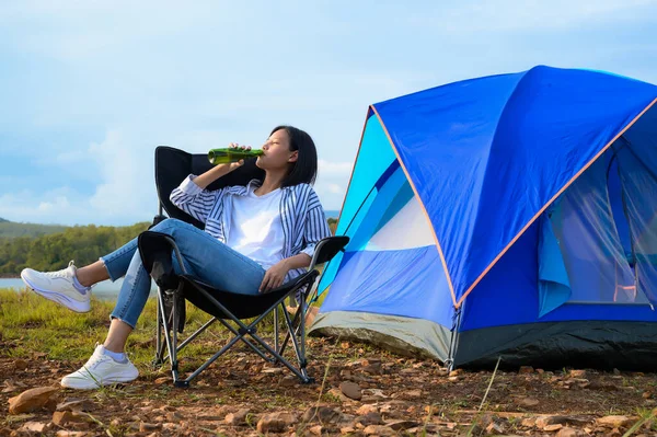 Las Hembras Asiáticas Sentadas Sillas Camping Bebiendo Cerveza Solas Experimentan —  Fotos de Stock