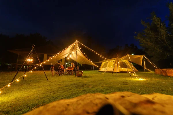 Tente Camping Plein Air Avec Bâche Moustiquaire Sur Cour Herbe — Photo