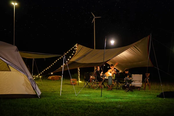 Familien Und Freundesferienlager Entspannen Outdoor Zeltlager Mit Plane Oder Fliegendecke — Stockfoto