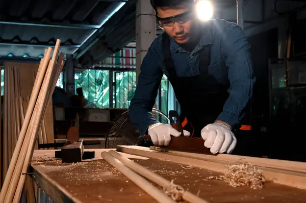 Asiatischer Tischler Der Einem Alten Holzschuppen Mit Einem Manuellen Holzhobel — Stockfoto