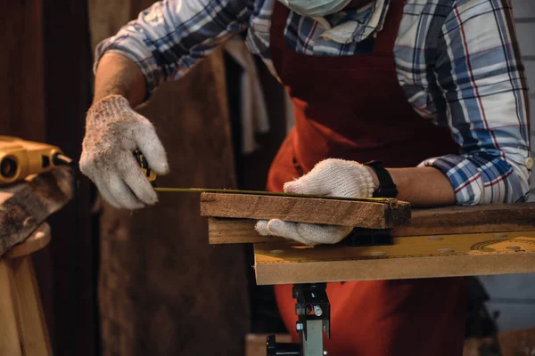 Carpinteiro Use Fita Métrica Lápis Para Marcação Madeira Foco Seletivo — Fotografia de Stock