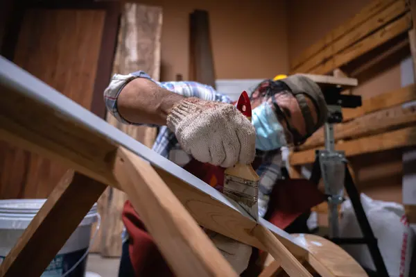 Artesanato Carpinteiro Usando Uma Pintura Pincel Para Cadeira Madeira Bar — Fotografia de Stock