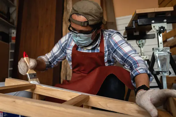 Artesano Carpintero Usando Una Pintura Pincel Para Silla Bar Madera —  Fotos de Stock