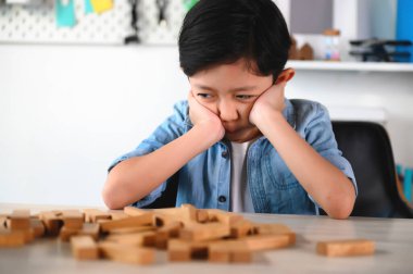 Çocuk Çocuk Evdeki Masada Jenga Oyunu Heyecan Veriyor. Hata Yaparken Eğlenmek ve Başarısızlığı Öğrenmek.
