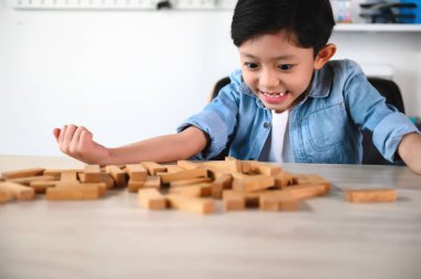 Çocuk Çocuk Evdeki Masada Jenga Oyunu Heyecan Veriyor. Hata Yaparken Eğlenmek ve Başarısızlığı Öğrenmek.