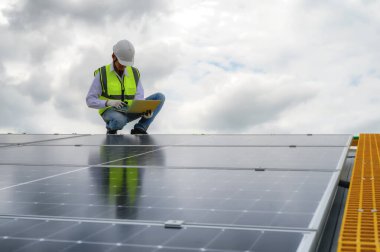 Mühendisler ya da Uzman Teknisyenler Güneş Fotovoltaik Panelleri Kurma Kalitesini Denetliyor ve Güneş Paneli 'nden biriken enerji üretimini kontrol ediyor.