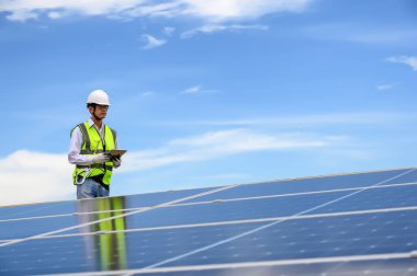 Güneş Çatısı Kurulumu Mühendis Müfettişi Kalitesi Fabrika Binaları için Sürdürülebilir Fotovoltaik Çalışmalar. Verimlilikte Doğal Enerji Kaynakları Altyapı Geliştirmesi.
