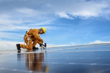 Yürüme Yolunda Güvenlik Giysisi Giyen ve Güneş Paneli Kullanan Teknisyen Genç Ya da Fabrika Çatı Binaları Destek Noktasında Photovoltaic.