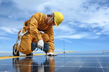 Yürüme Yolunda Güvenlik Giysisi Giyen ve Güneş Paneli Kullanan Teknisyen Genç Ya da Fabrika Çatı Binaları Destek Noktasında Photovoltaic.