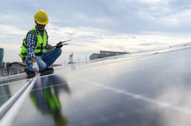 Güneş Çatısı Kurulumunda Teknisyen Müfettişi Kalitesi Fabrika Binaları 'nda Sürdürülebilir Fotovoltaik Çalışmalar. Verimlilikte Doğal Enerji Kaynakları Altyapı Geliştirmesi
