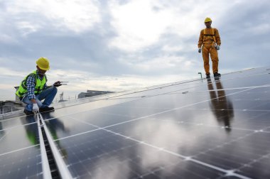 Güneş Çatısı Kurulumunda Teknisyen Müfettişi Kalitesi Fabrika Çatı Binalarında Sürdürülebilir Fotovoltaik Kurulumunda Kalite Kontrolü.