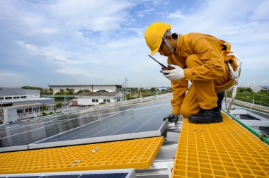 Deneyimli bir mühendis tarafından yürütülen çevre dostu elektrik üretimi için fotovoltaik panellerin denetimi ve optimize edilmesi. Yetenekli profesyonellerin etkili güneş paneli kurulumu.