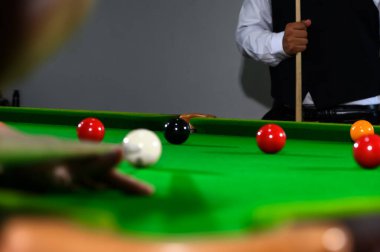 Pockets in the edge of snooker table is the goal of black ball. Bilardo masasının ceplerine odaklanma