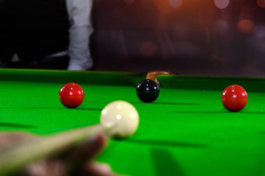 Snooker siyah bir top oyundaki snooker oyuncusunu hedefliyor. Siyah topa odaklan.