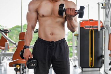 Vücut geliştirme, kas geliştirme, ağırlık kaldırma ya da spor salonunda iki dambıl ile yukarı çekme, spor yapma, kas geliştirme ya da vücut geliştirme kavramını çalıştırır.