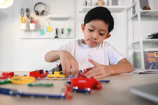 Azjatyckie Młode Dziecko Bawiące Się Bawiące Podłączeniem Elektronicznego Konstruktora Nauka — Zdjęcie stockowe