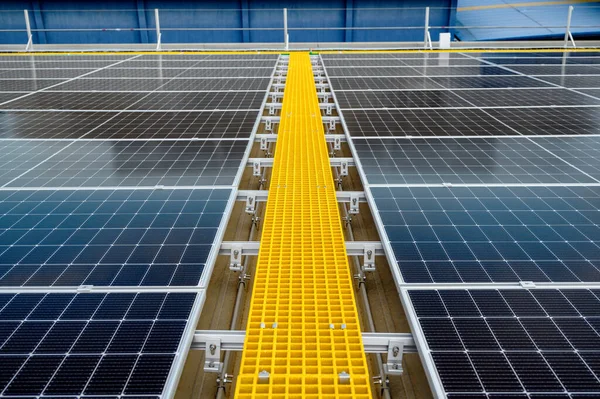 Binanın Çatısında Bakım Için Sarı Geçitli Photovoltaic Panellere Yakın Çekim — Stok fotoğraf