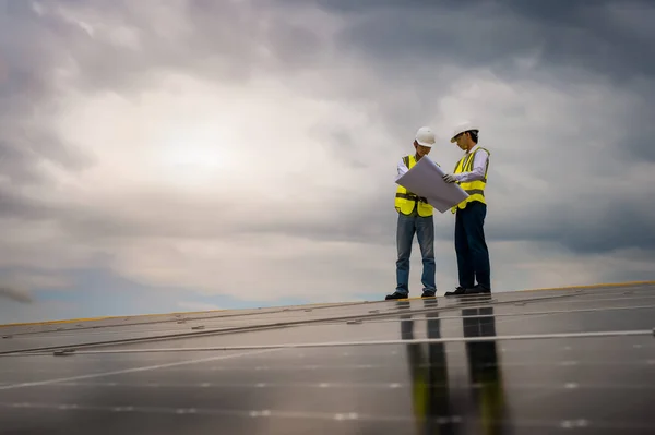 Profesyonel Mühendisler Uzman Teknisyenler Fabrikanın Çatısındaki Solar Photovoltaic Panellerin Kalitesini — Stok fotoğraf