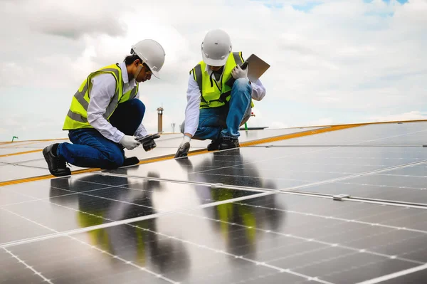 Genç Mühendisler Teknisyenler Güneş Fotovoltaik Panelleri Kurma Kalitesini Tartışıyor Denetliyor — Stok fotoğraf