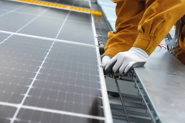 Güneş Paneli Photovoltaic Destek Noktasını Fabrika Çatı Binalarına Kurarken Güvenlik — Stok fotoğraf