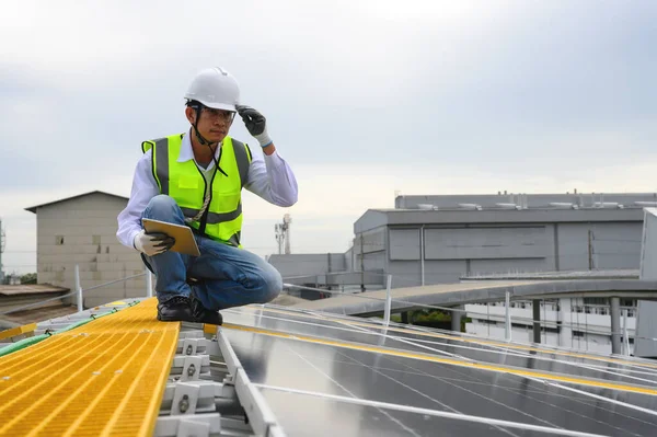 Ingeniero Inspector Calidad Instalación Paneles Techo Solar Trabajo Fotovoltaico Sostenible — Foto de Stock
