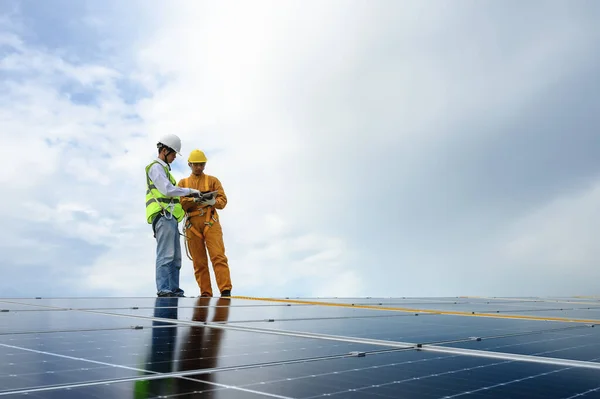 Fabrika Çatı Binaları Nda Sürdürülebilir Photovoltaic Kurulumunun Çalışmasında Teknisyen Kalite — Stok fotoğraf