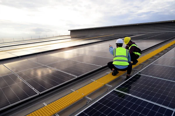 Uzman Teknisyenler Mühendisler Ustabaşı Güneş Fotovoltaik Panellerinin Kalitesini Çatıdaki Teknoloji — Stok fotoğraf