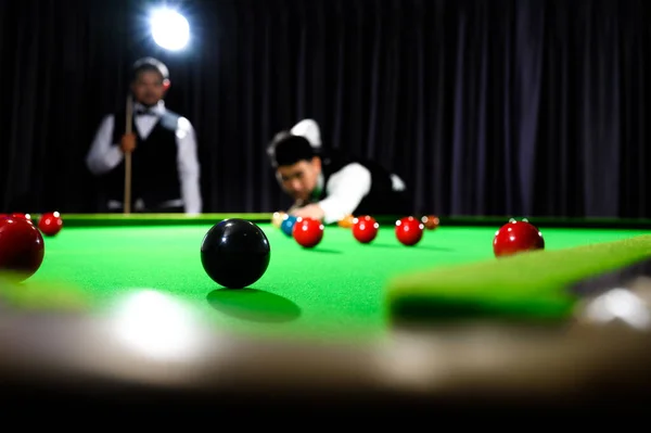 Snooker Preto Uma Bola Jogador Snooker Com Concorrente Borrão Enquanto — Fotografia de Stock
