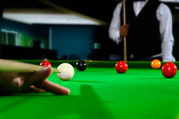 Bilhar Sugestão Profissional Snooker Jogador Closeup Apontando Tiro Bola Branca — Fotografia de Stock