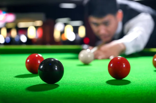 Snooker Preto Uma Bola Jogador Snooker Com Concorrente Borrão Enquanto — Fotografia de Stock