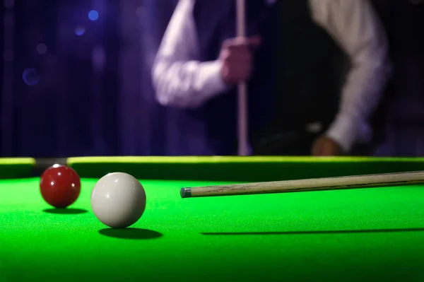 Bilhar Sugestão Profissional Snooker Jogador Closeup Apontando Tiro Bola Branca — Fotografia de Stock