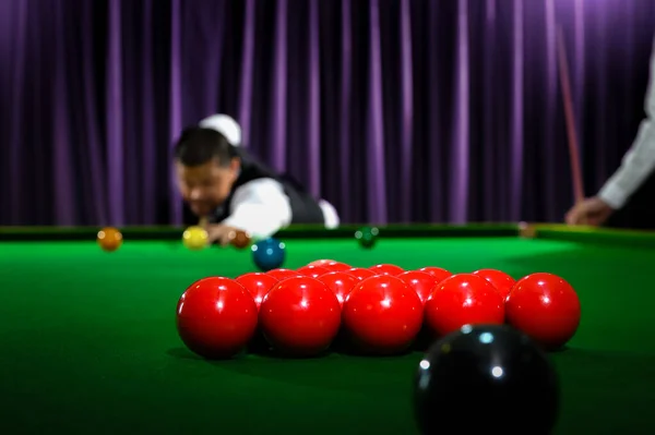 Grupo Bola Vermelha Snooker Definido Com Jogador Snooker Borrão Fundo — Fotografia de Stock