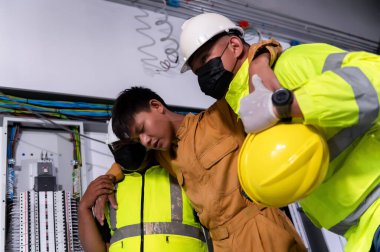 İlk Yardım Fabrikası Ekibi, hastalara, hayat kurtarma ve kurtarma yöntemlerine izin veriyor. Elektrik işindeki kaza ya da fabrika kontrol odasındaki bakım işçisi.