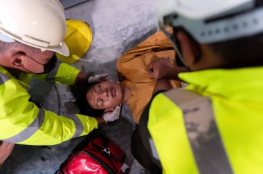 İlk yardım fabrikası ekibi, iki elinizle kompresyona başlayın - 30 kez, kalp masajı, hayat kurtarma ve kurtarma yöntemleri. Elektrik işindeki kaza ya da fabrika kontrol odasındaki bakım işçisi