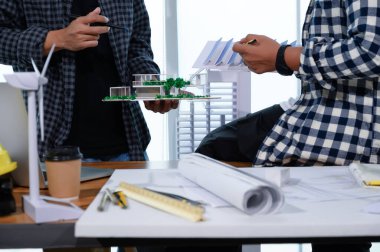 Asyalı Mimar Öğrenciler Modern Ev Tasarımı ve Doğal Alternatif Enerjiden Kullanmak ya da Doğal Yenilenebilir Enerji, Sürdürülebilir Bir Gelecek İçin Çevre dostu Yaşam Konseptlerini Kullanmanın yollarını Arıyorlar.