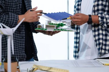 Asyalı Mimar Öğrenciler Modern Ev Tasarımı ve Doğal Alternatif Enerjiden Kullanmak ya da Doğal Yenilenebilir Enerji, Sürdürülebilir Bir Gelecek İçin Çevre dostu Yaşam Konseptlerini Kullanmanın yollarını Arıyorlar.