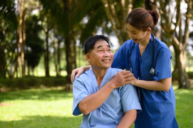 Fiziksel Sağlık Rehabilitasyonunu sürdürürken kıdemli hastanın Asyalı Kadın Doktoru Teşvik Etme Eli..