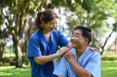 Fiziksel Sağlık Rehabilitasyonunu sürdürürken kıdemli hastanın Asyalı Kadın Doktoru Teşvik Etme Eli..