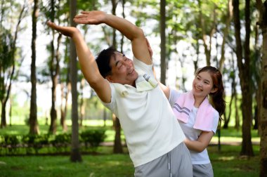 Kızınız Yeşil Kamu Parkı 'nda Kıdemli Ebeveynlik Eğitimine Katılıyor, Kızınızla Kıdemli Ebeveynlik Egzersizleri, Destekleyici Yeni Nesil, Emeklilik veya Yaşlılıkta Sağlık Hizmetleri.