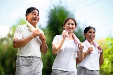 Asya 'nın Yaşlıları ve Kızları Parkta Rahatlar, Doğada Aile Bağları, Yaşlılar ve Aileler Yeşil Park' ta Egzersiz ve Rahatlama, Sağlık ve Aile Bağları Konsepti