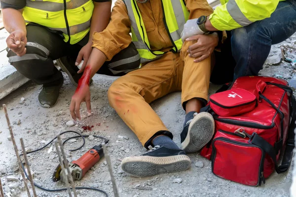 Yardım Ekibi Inşaat Işçilerine Yaralanması Kazası Inşaat Aletlerini Kullanmak Inşaat — Stok fotoğraf